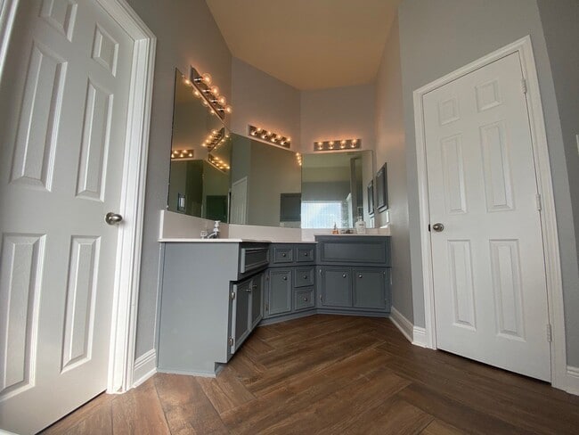 Building Photo - 2101 Crestwind Ct