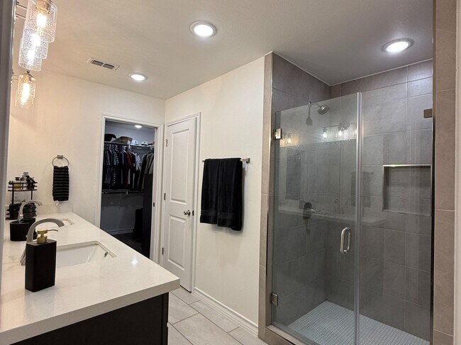 Building Photo - 9916 Kaspar Dr