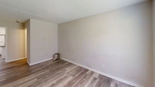 Building Photo - 1309 W Meadowview Rd