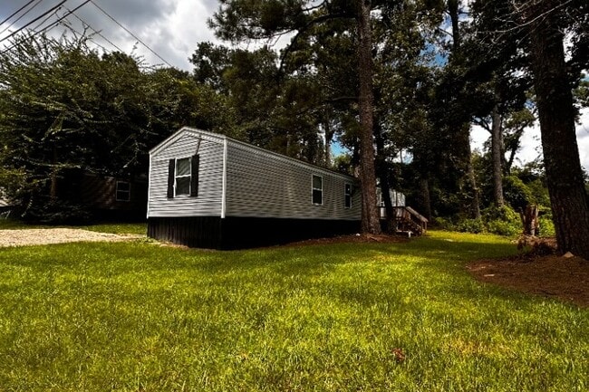 Building Photo - Pine Lake