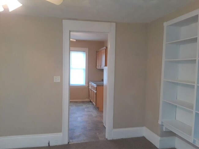 Building Photo - Recently Updated Spacious Two Bedroom Lowe...