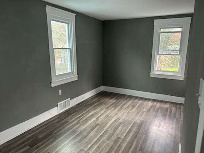 Building Photo - Spacious 3 bedroom apartment for rent in B...