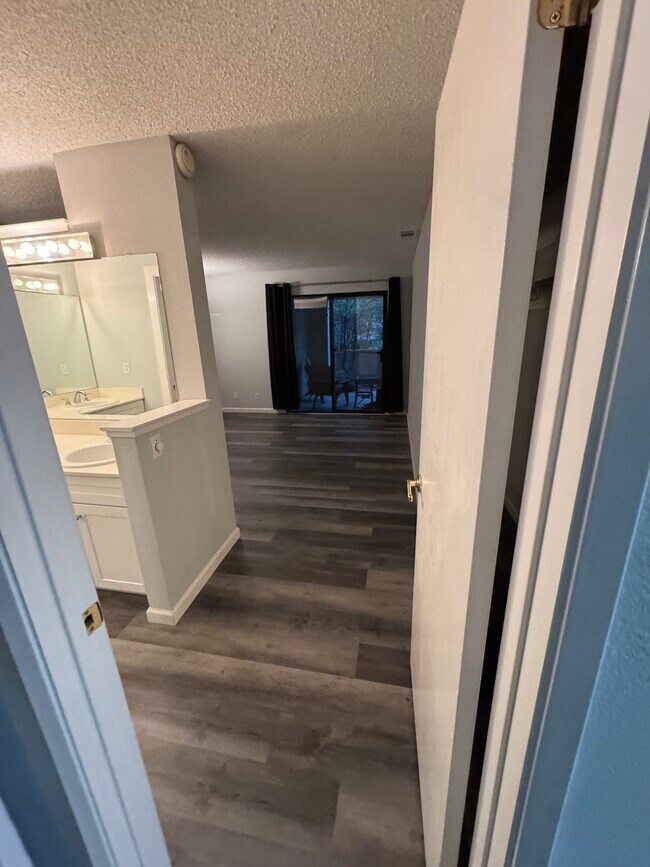 Building Photo - 166 Farm Ln