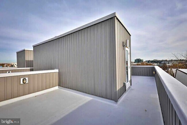 Building Photo - 965 N Lawrence St