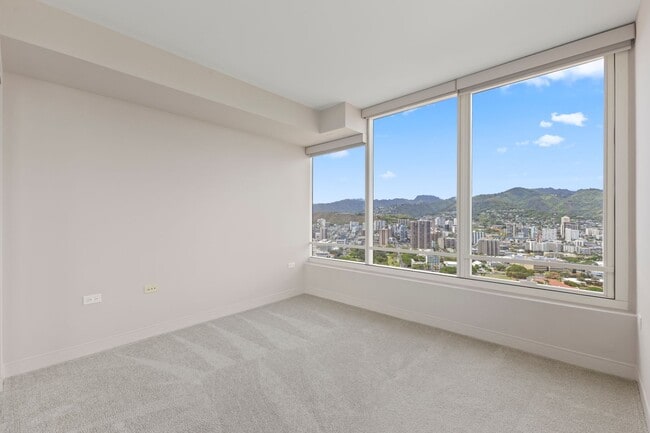 Building Photo - Convenient Urban Living!