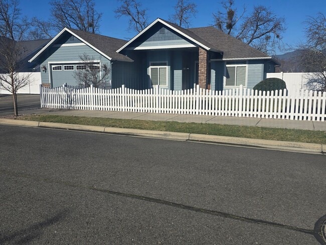 Building Photo - 3 bed 2 bath Home for Rent in Grants Pass