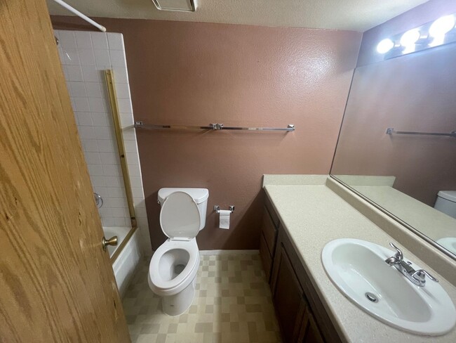 Building Photo - 1 Bedroom / 1 Bathroom condo available in ...