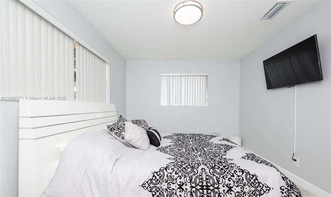Building Photo - 810 S Rainbow Dr