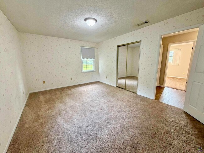 Building Photo - 533 Lake Joy Rd