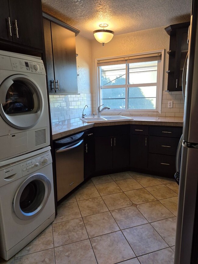 Building Photo - Charming 1 bed, 1 bath unit, with all of i...