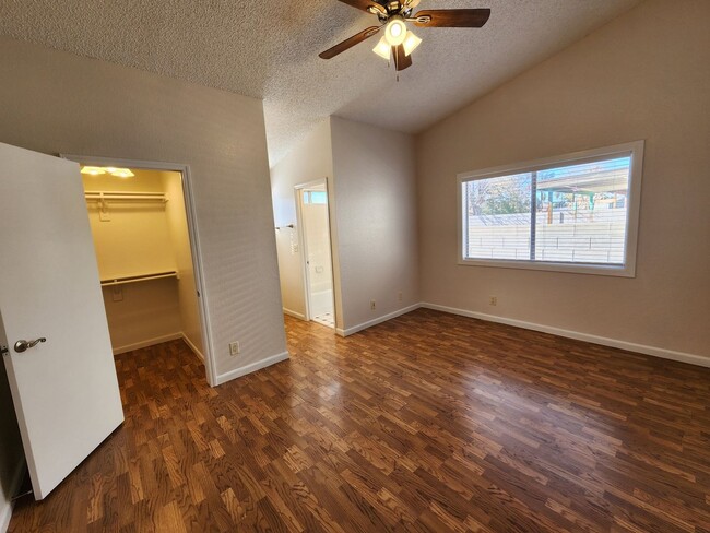 Building Photo - Beautiful  3 bedroom,2 bath,2 car garage h...