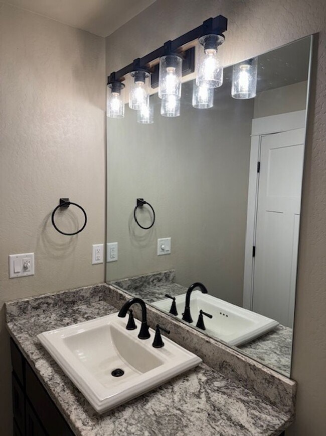 Building Photo - 3 BEDROOM/ 2 BATH HOME WITH OPEN LAYOUT AND SCENIC SETTING