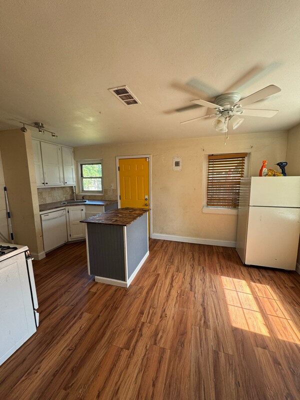 Building Photo - 4613 SW 16th Ave