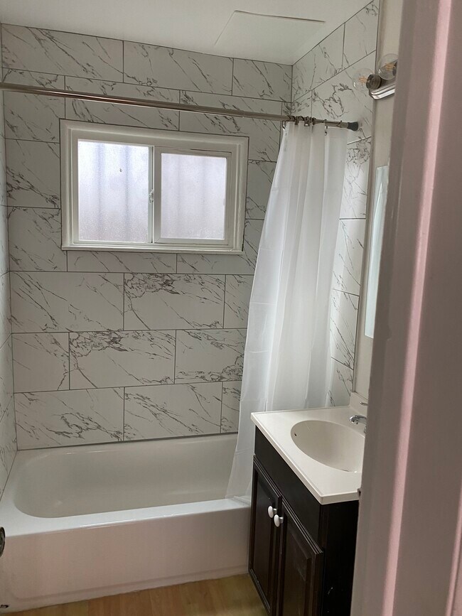 Bathroom - 545 N Hoover St