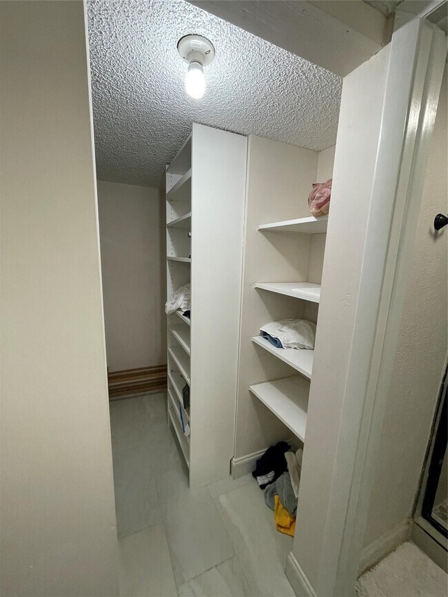 Building Photo - 6075 N Sabal Palm Blvd