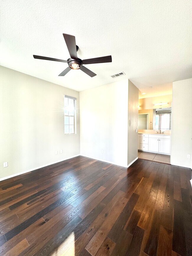 Building Photo - Newer Built Townhome with Solar in Gated Community! Pet-Friendly!