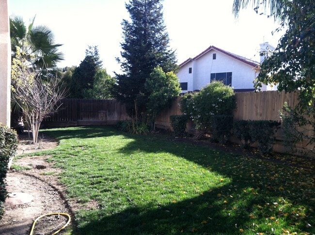 Building Photo - Spacious Two Story Home For Rent