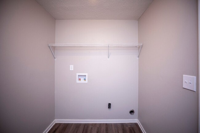 Building Photo - ** 3 Bed 2 Bath located off Wares Ferry rd...