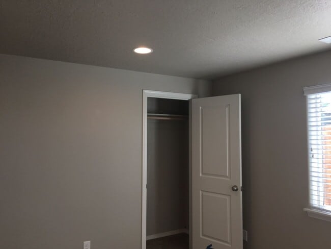 Building Photo - 3 Bedroom / 2 Bathroom Home in SW Redmond