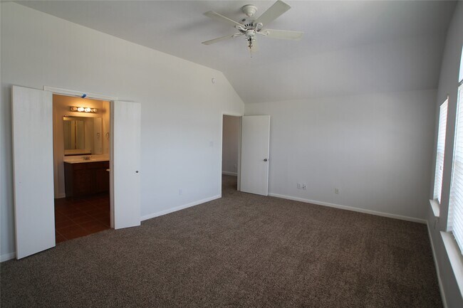 Building Photo - 814 Forest Thicket Ln