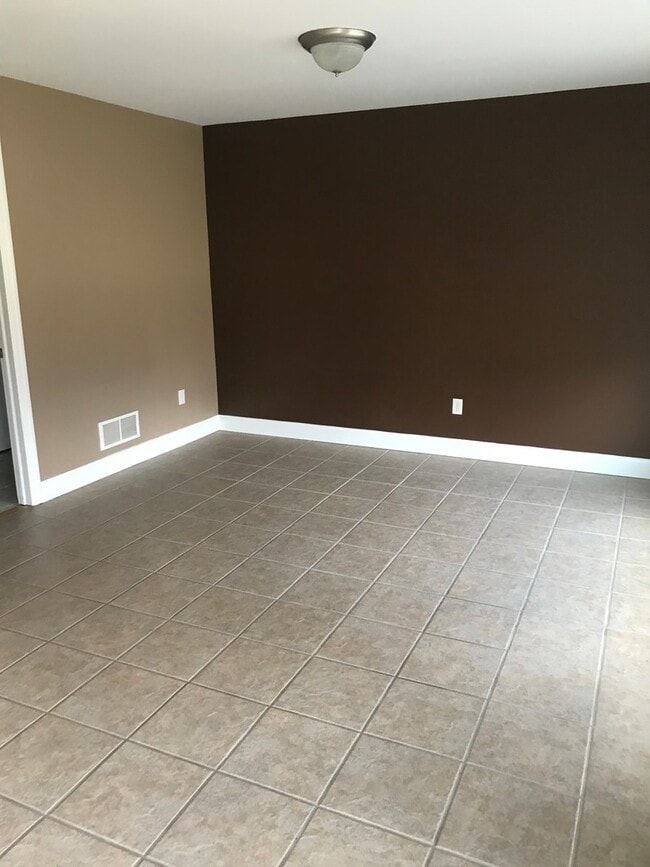 Building Photo - Beautiful State College townhouse available June!