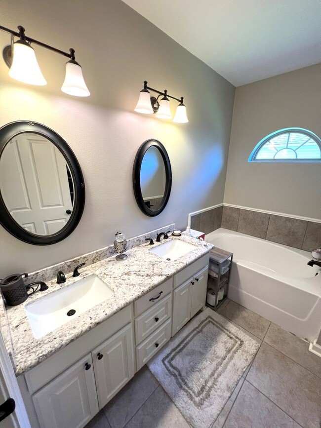 Building Photo - 3 Bedroom 2 Bath home located in Lakeside ...