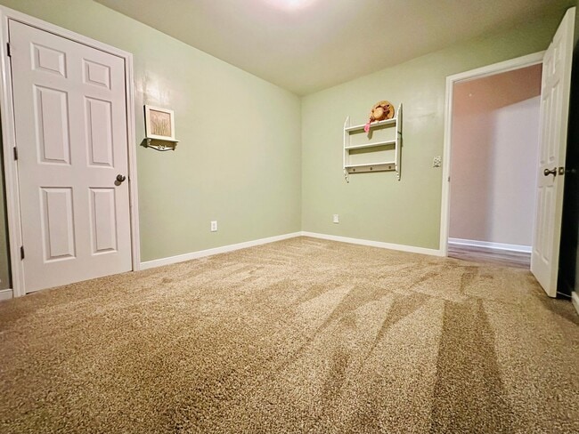 Building Photo - Spacious 3BD/2BA Home in Oak Park | Screened Porch | Large Backyard | 2-Car Garage