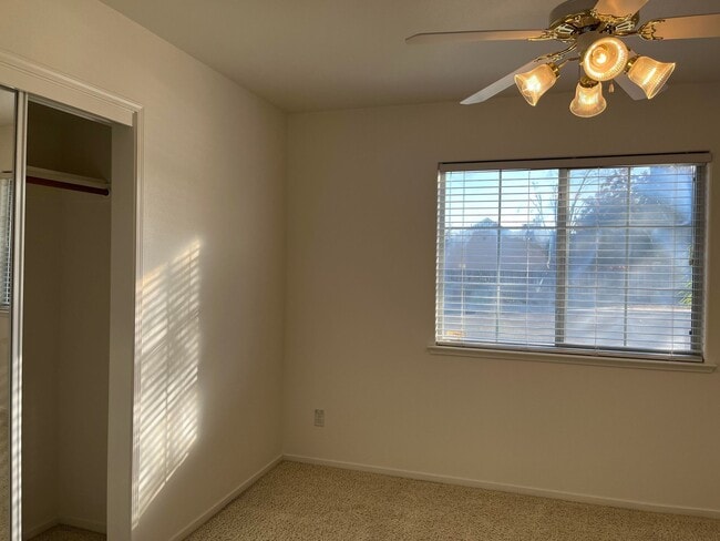 Building Photo - 686 Millbrook St