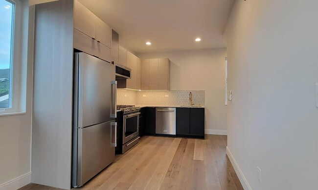 Building Photo - Newer end unit 2 bed 2 bath townhome w/ amazing views
