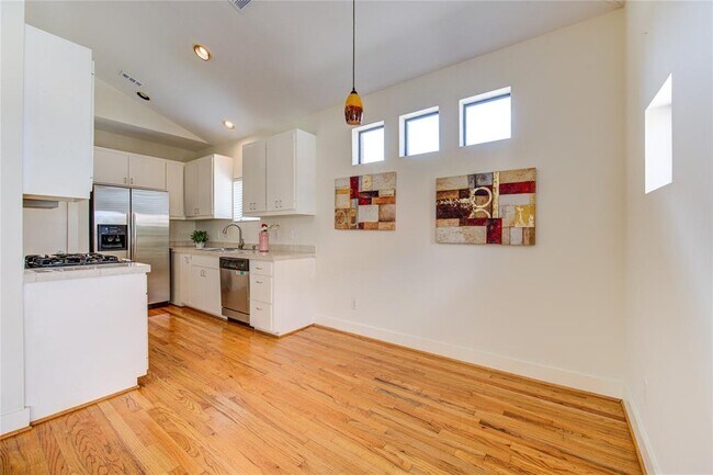 Building Photo - 8656 Meadowcroft Dr