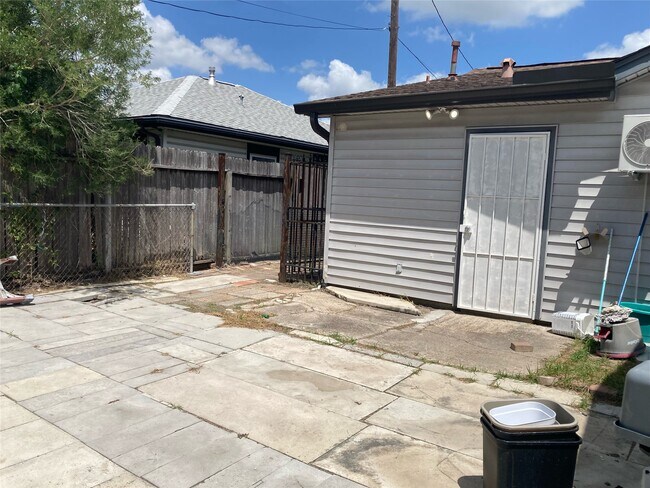 Building Photo - 1339 Idylwild St