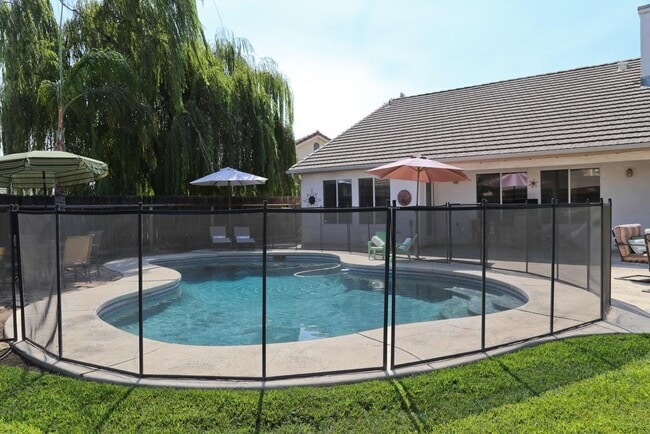 Building Photo - 5731 N Tracy Ave