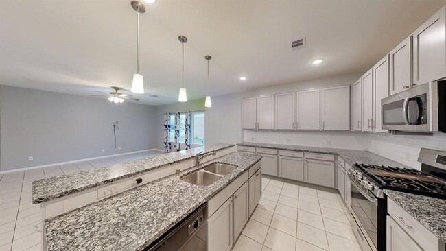 Building Photo - 7331 Parkview Dr