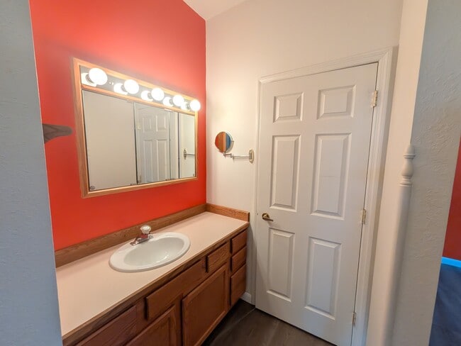 Building Photo - 1000 Fountain Terrace Dr