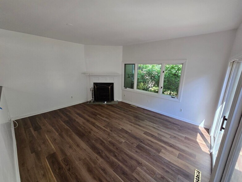 Building Photo - 103 Spinnaker Way