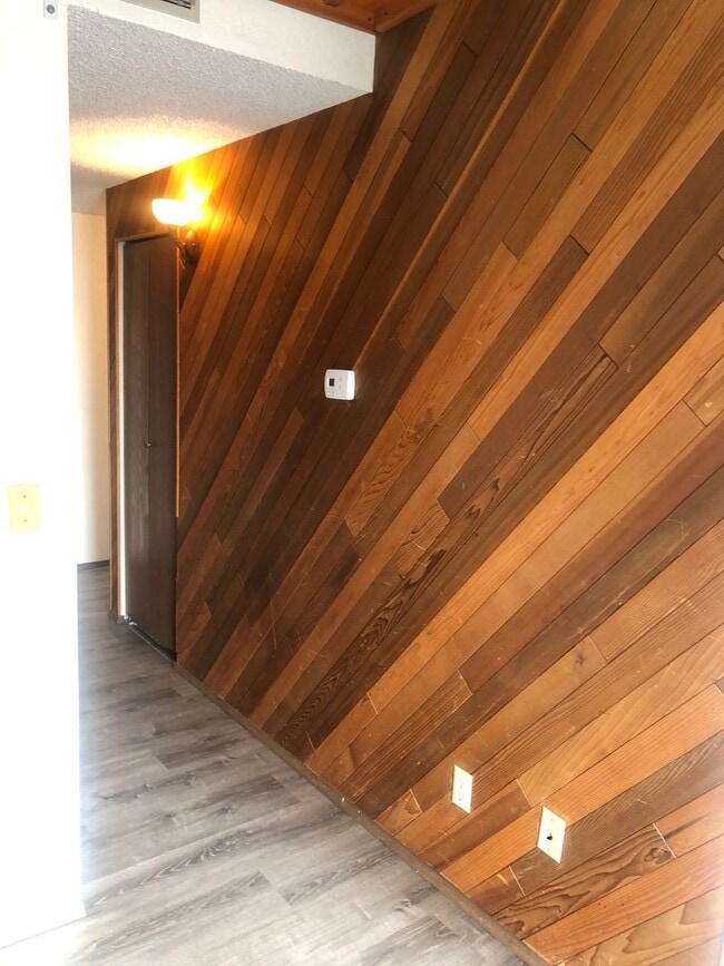 Building Photo - 2 Bed/1 Bath, 1000 SqFt, Utilities Pd, Fir...