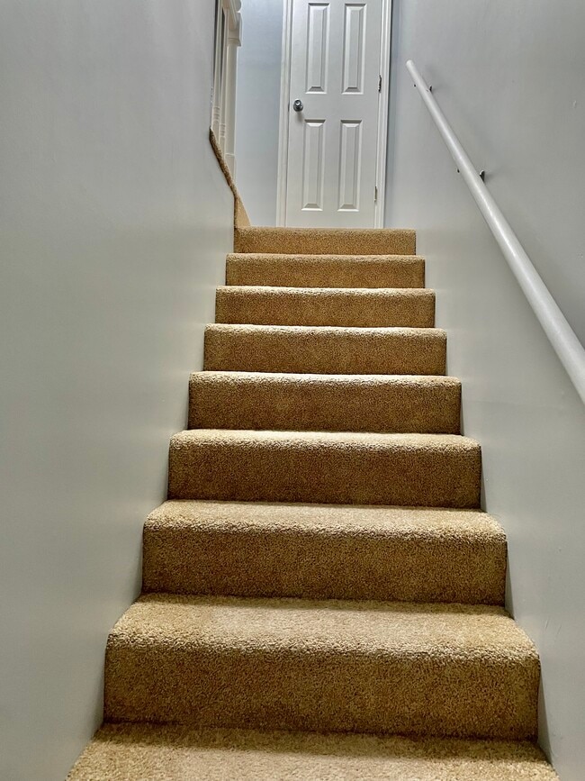 Building Photo - 1150 Horsemans Ln