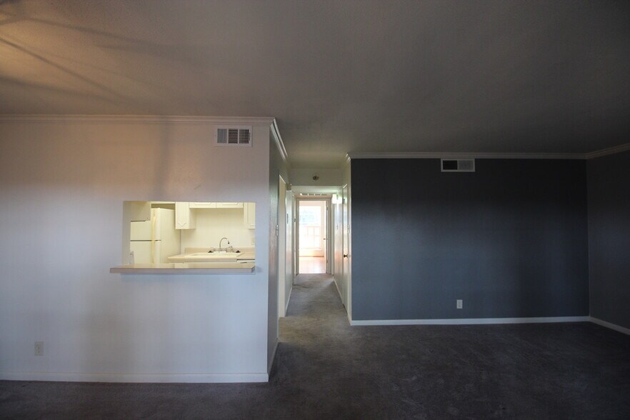 Building Photo - 8401 N New Braunfels Ave