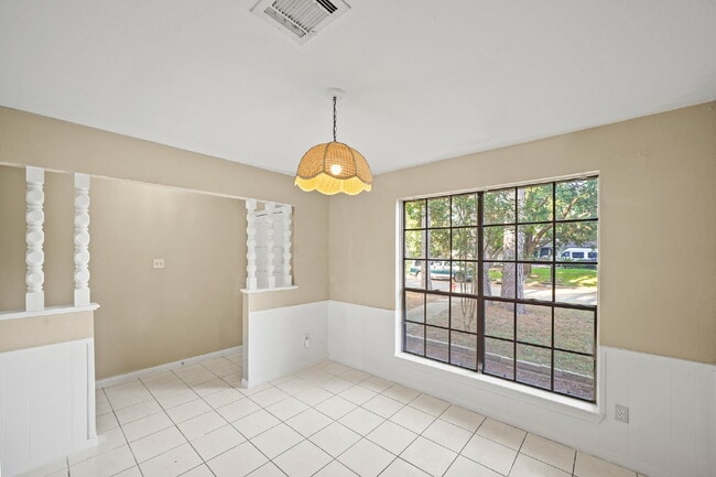 Building Photo - Charming home in Woodland Oaks Subdivision