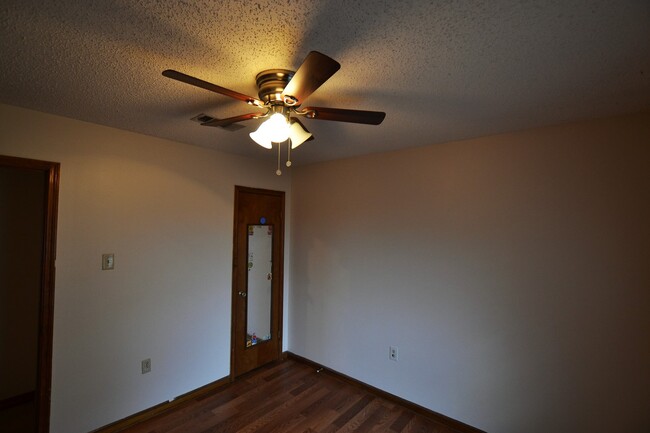 Building Photo - Newly updated 4 bedroom, 2 bath home in Me...