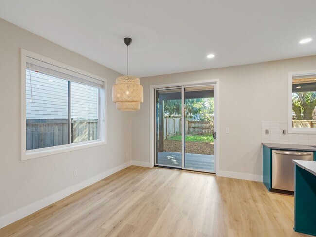 Building Photo - 3bed/2.5 Bath Duplex Unit New Construction...