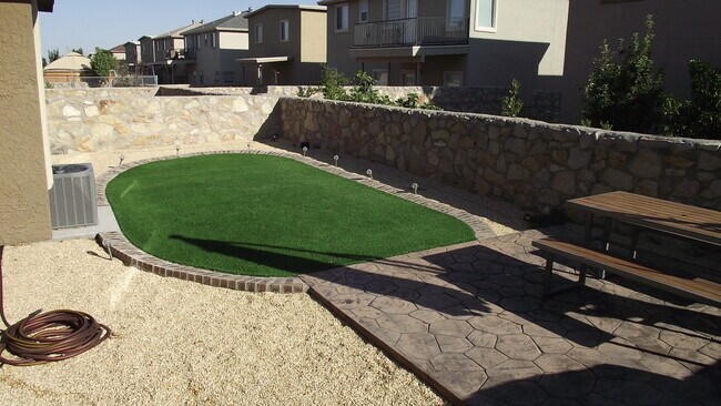 Building Photo - Northeast El Paso/Sandstone Ranch 4 bed with Refrig A/C!