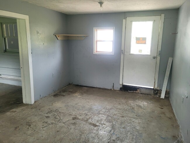 Building Photo - 1410 E Poplar St
