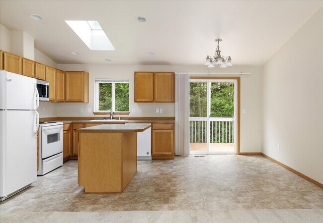 Building Photo - Beautiful Spacious 4 Bedroom 2.75 Bathroom...