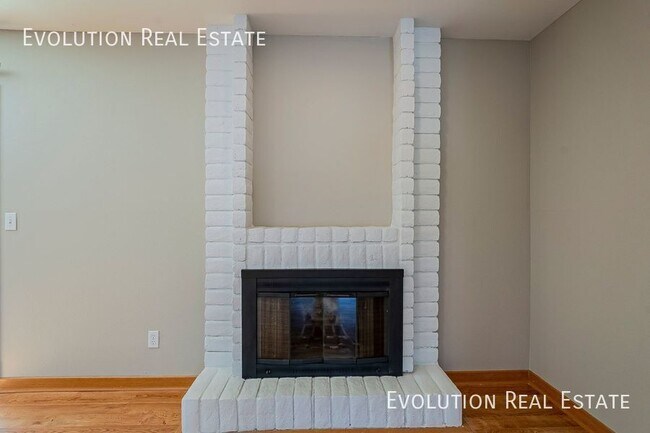 Building Photo - 2033 S Paseo Loma