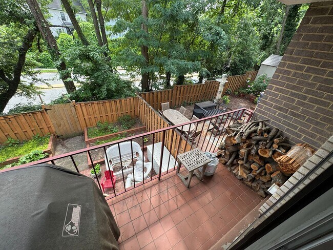 Building Photo - Refreshing 4 Bed 2/2 Bath End Unit Townhom...