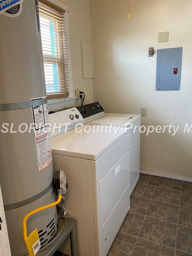 Building Photo - AVAILABLE JULY - Great 2 Bedroom Close to Poly/Downtown