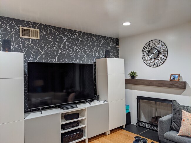 Building Photo - 15672 S Myrtle Ave