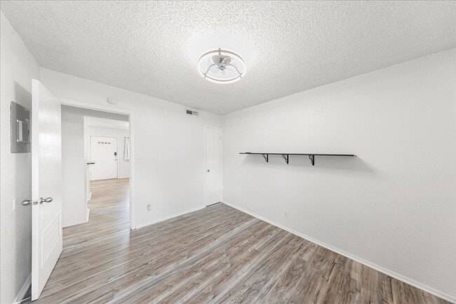 Building Photo - 2401 Manor Rd
