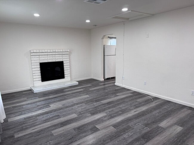 Building Photo - 3 Bedroom, 1 1/2 Bath, Spacious Yard